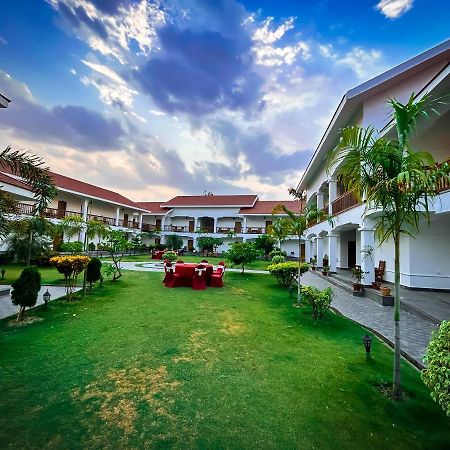 Hotel Earth Light Sauraha Chitwan Esterno foto