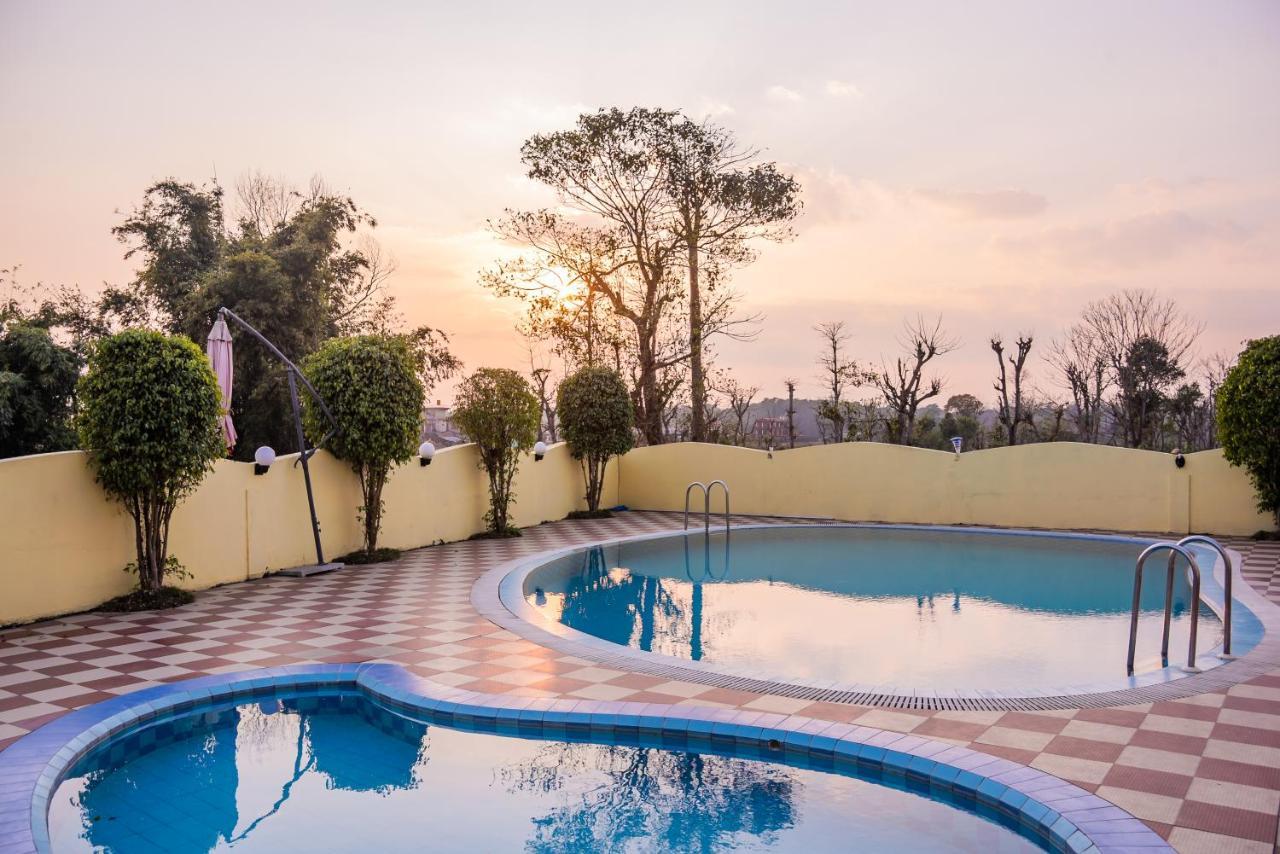 Hotel Earth Light Sauraha Chitwan Esterno foto
