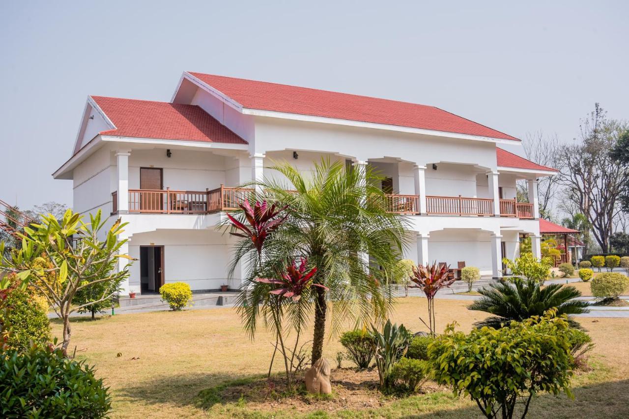 Hotel Earth Light Sauraha Chitwan Esterno foto