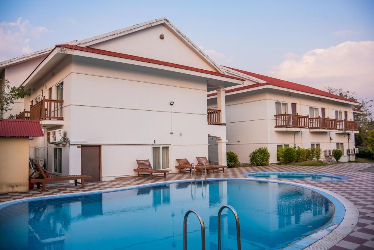 Hotel Earth Light Sauraha Chitwan Esterno foto