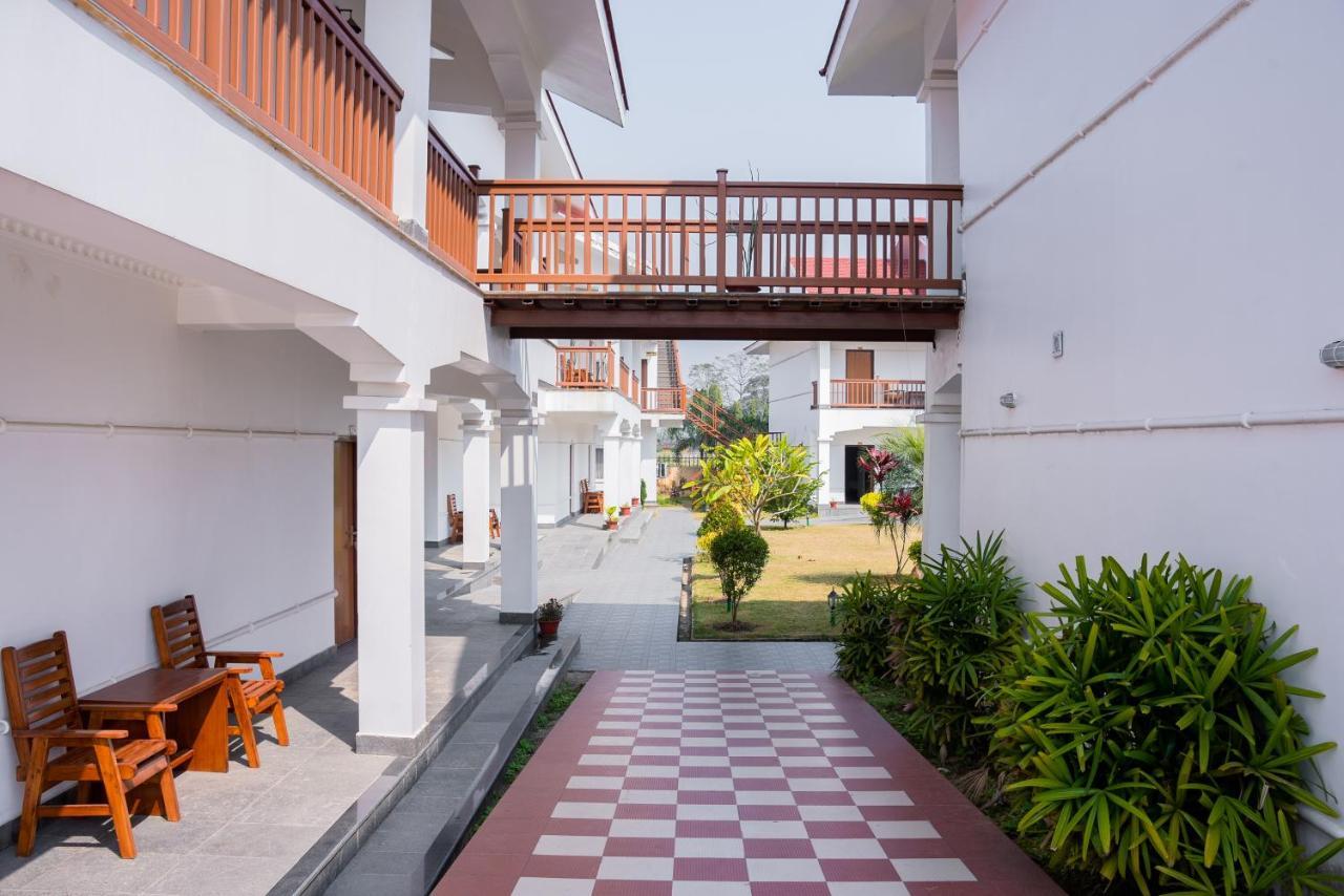 Hotel Earth Light Sauraha Chitwan Esterno foto