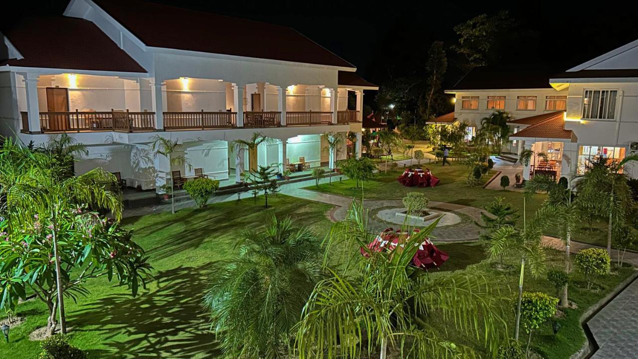 Hotel Earth Light Sauraha Chitwan Esterno foto