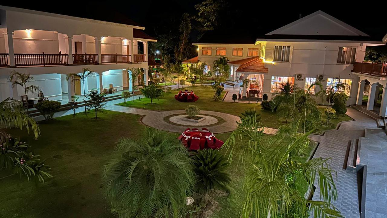 Hotel Earth Light Sauraha Chitwan Esterno foto