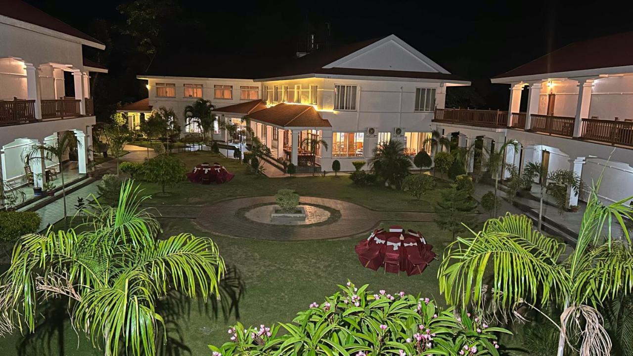 Hotel Earth Light Sauraha Chitwan Esterno foto