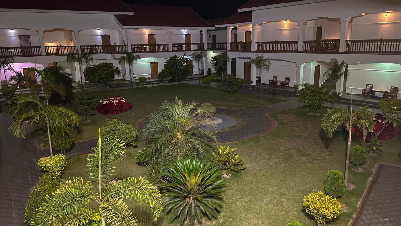 Hotel Earth Light Sauraha Chitwan Esterno foto
