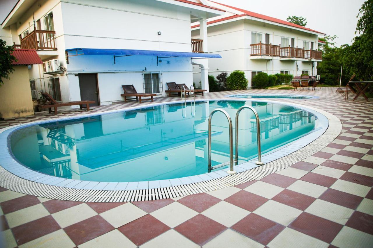 Hotel Earth Light Sauraha Chitwan Esterno foto