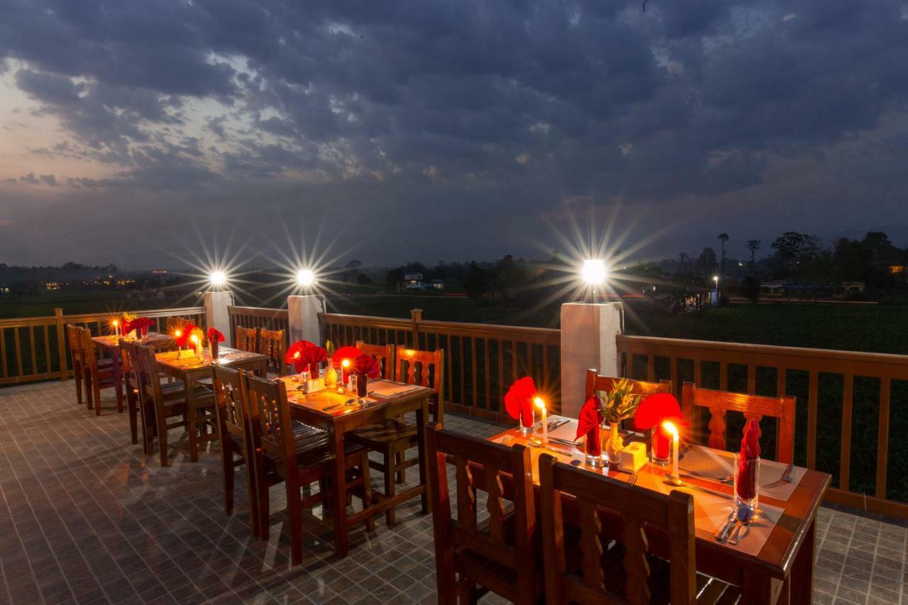 Hotel Earth Light Sauraha Chitwan Esterno foto