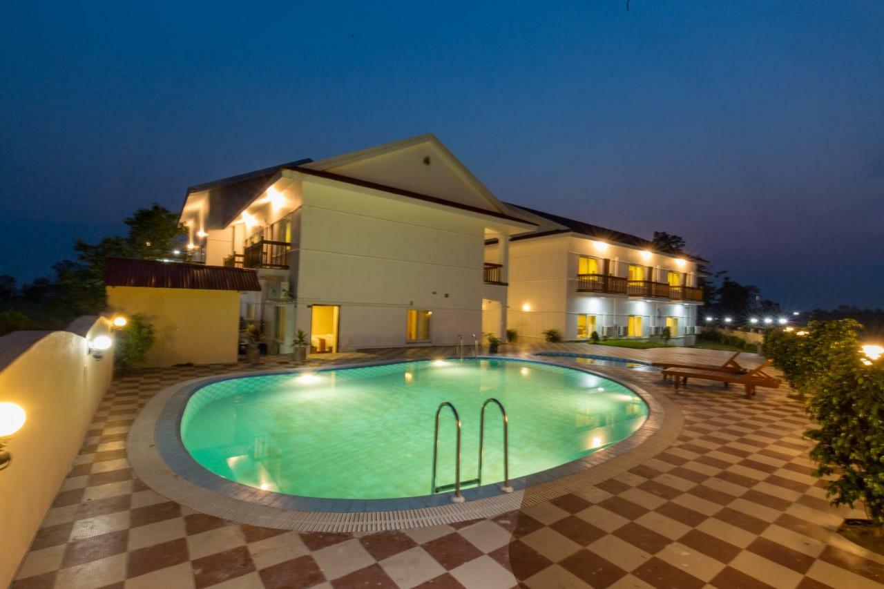 Hotel Earth Light Sauraha Chitwan Esterno foto