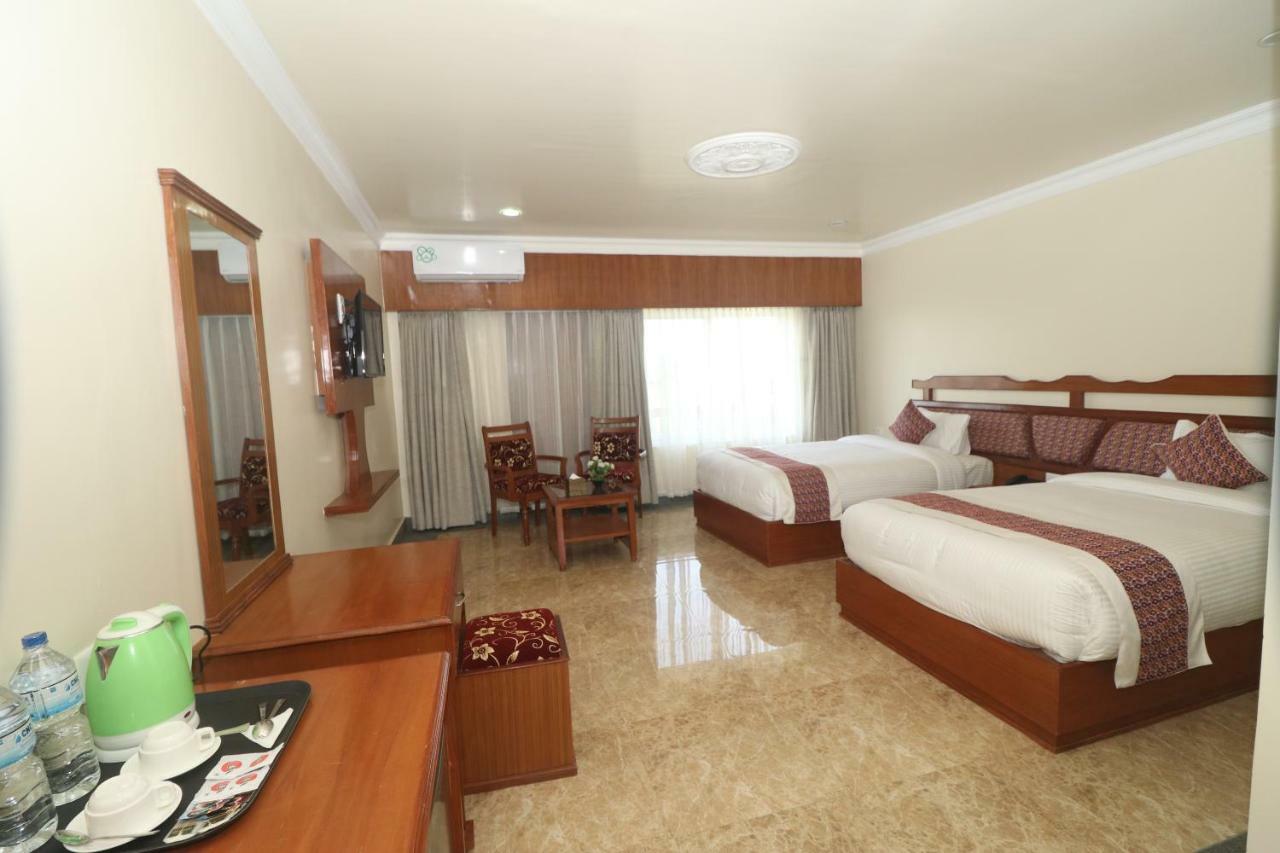 Hotel Earth Light Sauraha Chitwan Esterno foto